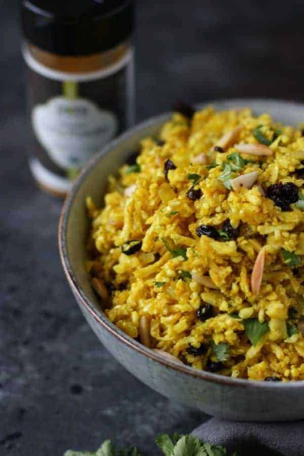 Golden Cauliflower Rice | how to cook cauliflower rice | cauliflower rice recipes | whole30 side dishes | gluten-free side dishes | dairy-free side dishes | vegan side dishes | paleo side dishes | gluten-free cauliflower rice | whole30 recipe ideas || The Real Food Dietitians #whole30recipes