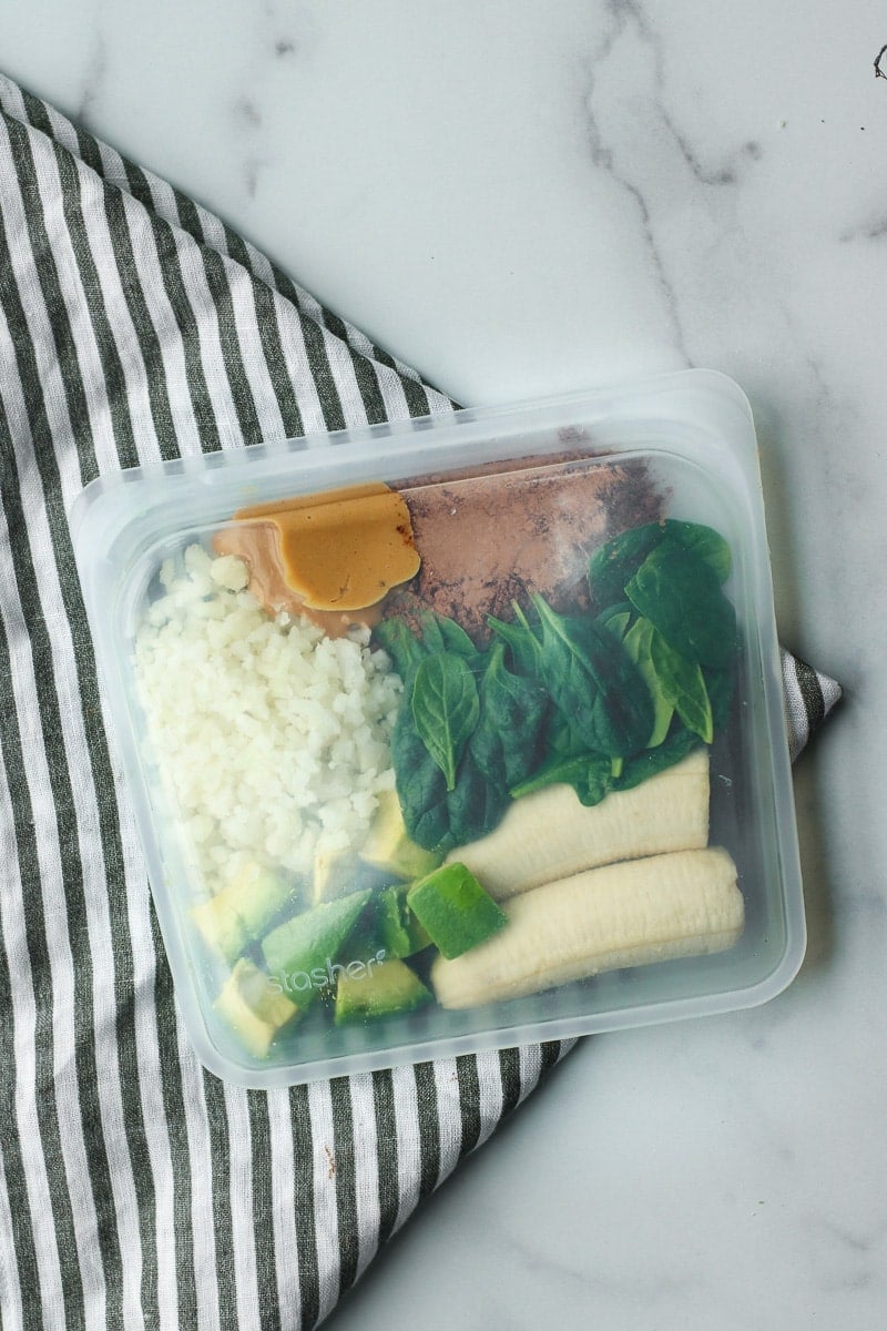 All ingredients for chocolate banana smoothie bags in a reusable bag